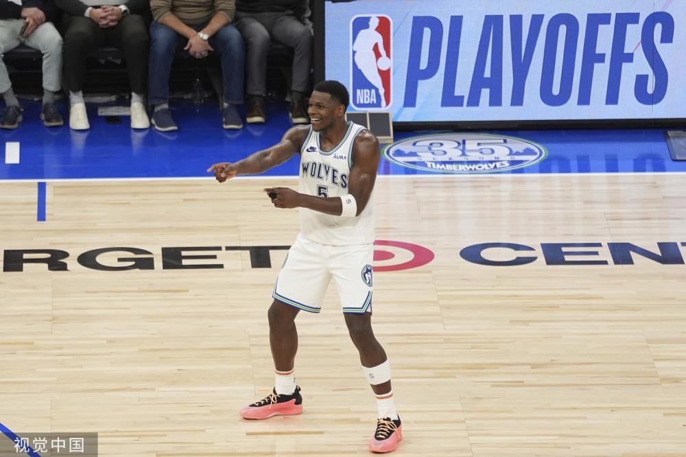 一位年轻且 一位年轻且