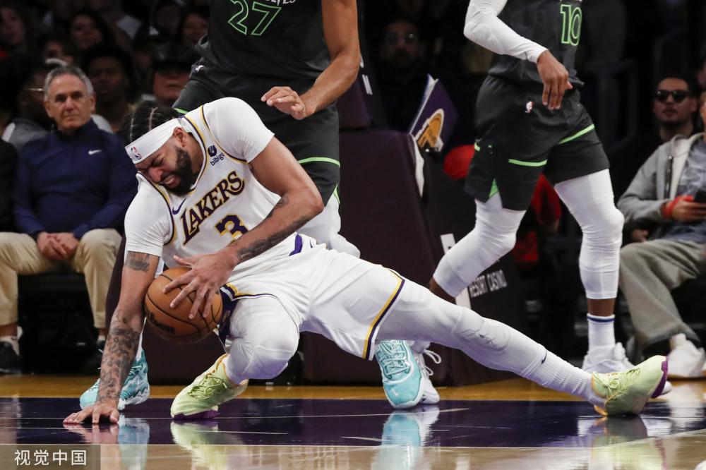 一名球员完 一名球员完